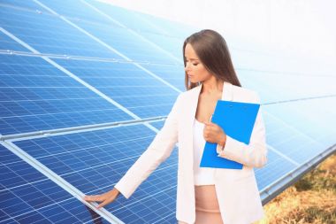 Pano ile güzel genç kadın