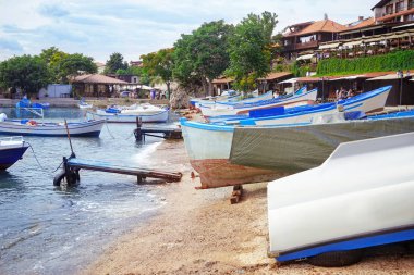 Birçok boş tekne ile güzel bir plaj