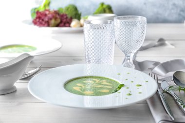 Lezzetli Brokoli peynir çorbası ile plaka