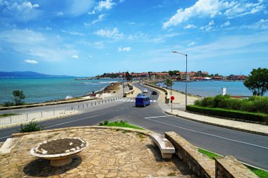 Deniz kıyısı meşgul yolda