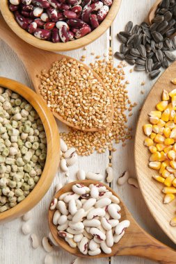 Mutfak eşyaları içinde farklı tahıl  