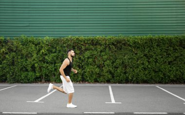 Yakışıklı adam çalıştıran  