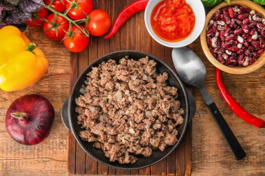 Kıyılmış et pişirilir