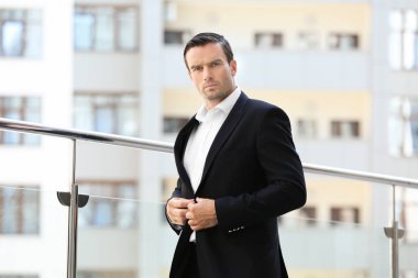 Zarif siyah elbiseli yakışıklı adam  