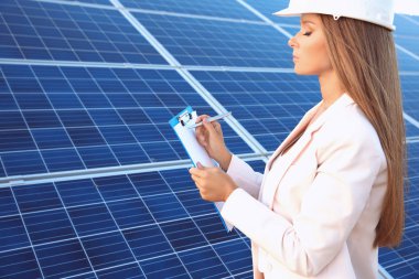 Kadın mühendis gelişmekte olan proje 