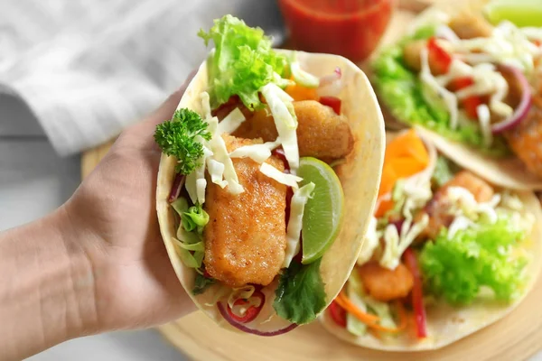 Mão segurando delicioso peixe taco — Fotografia de Stock