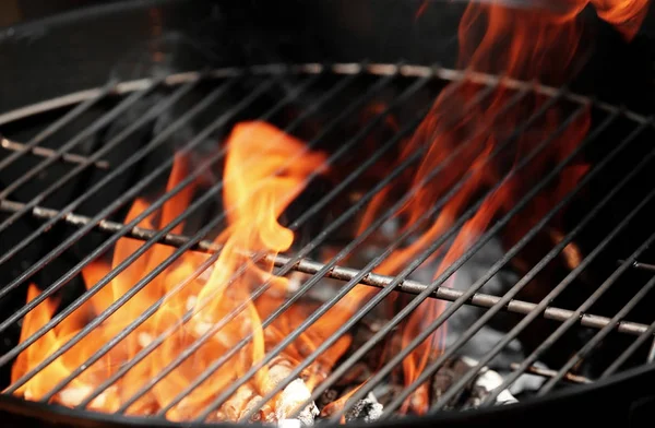 Leerer Grill mit Flamme — Stockfoto