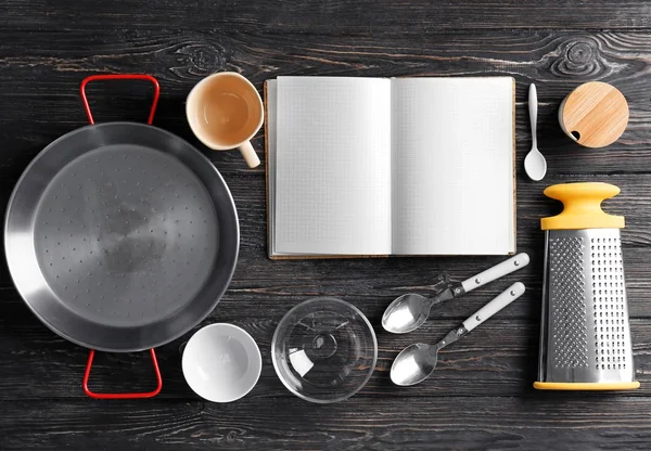 Utensílios de cozinha e caderno aberto — Fotografia de Stock