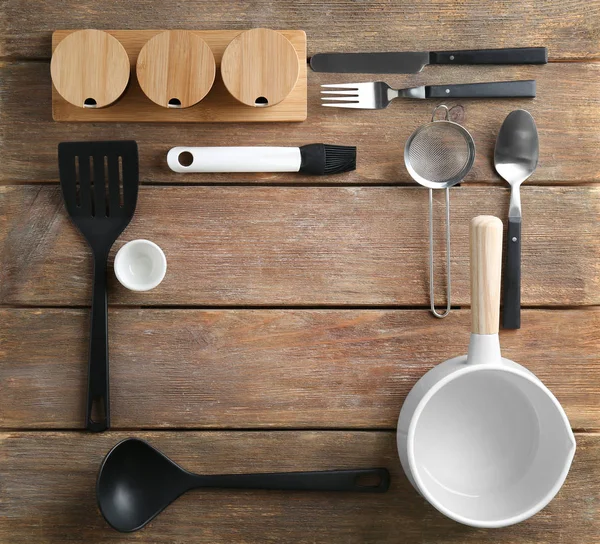 Mutfak gereçleri masada. 