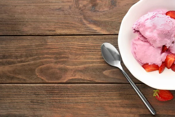 Delizioso gelato alla fragola — Foto Stock