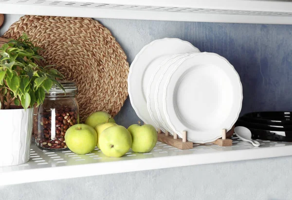 Посуд столовий та яблука — стокове фото