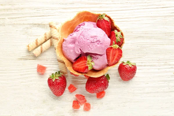 Delicioso helado de fresa — Foto de Stock