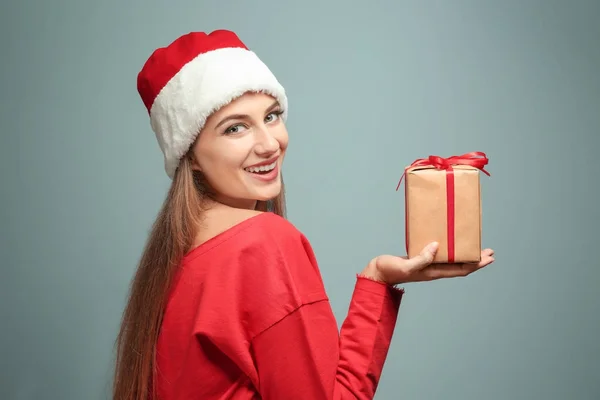 Belle jeune femme en chapeau de Père Noël — Photo