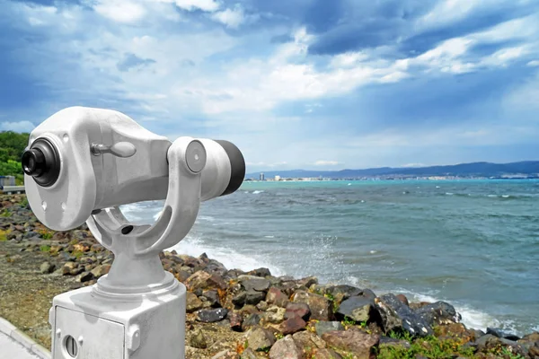 Télescope touristique au bord de la mer — Photo