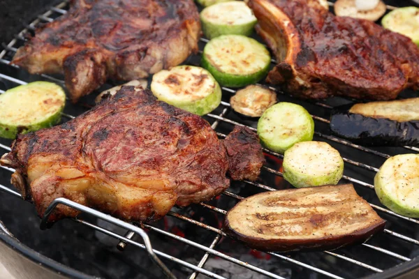 おいしいステーキと野菜料理 — ストック写真