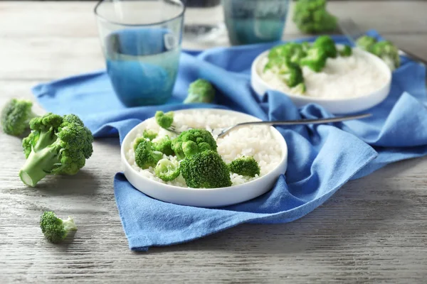 Tallrik med ris och broccoli — Stockfoto