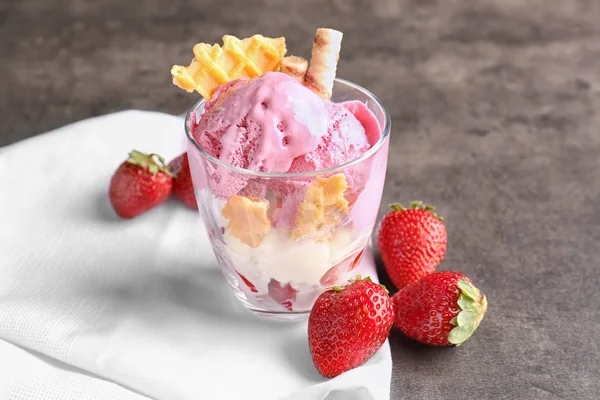 Delizioso gelato alla fragola — Foto Stock