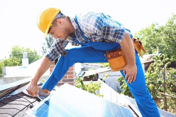 Trabalhador de instalação de painéis solares — Fotografia de Stock