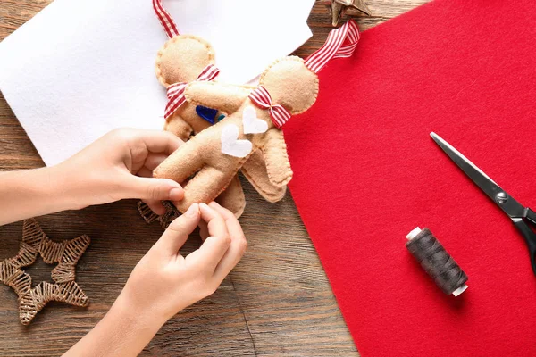 Küçük çocuk dikiş Noel oyuncak keçe tablo — Stok fotoğraf