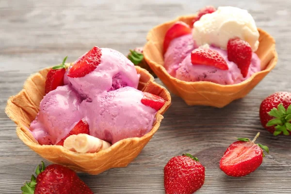 Delizioso gelato alla fragola — Foto Stock