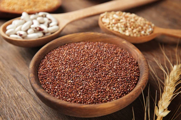 Nasion quinoa w drewniane miski — Zdjęcie stockowe