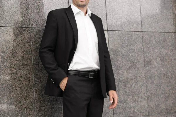 Jóképű férfi elegáns fekete öltöny — Stock Fotó