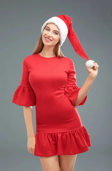 Bella giovane donna in cappello di Babbo Natale — Foto Stock