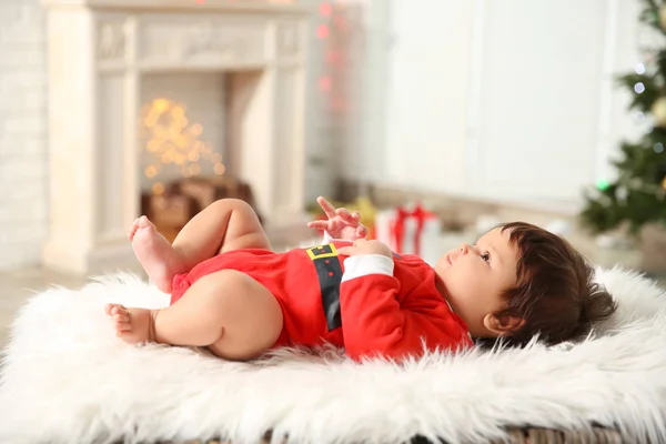 可爱的宝宝穿着圣诞老人装束的女孩 — 图库照片