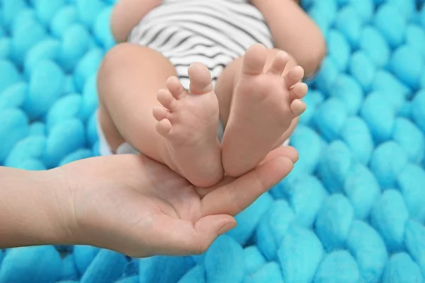 Modern som håller benen på baby — Stockfoto