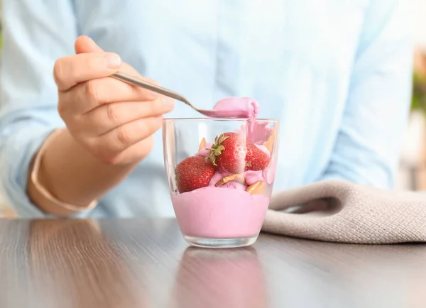 Mujer comiendo delicioso helado de fresa — Foto de Stock