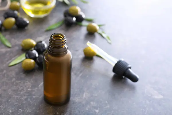 Скляна пляшка з оливковою олією — стокове фото