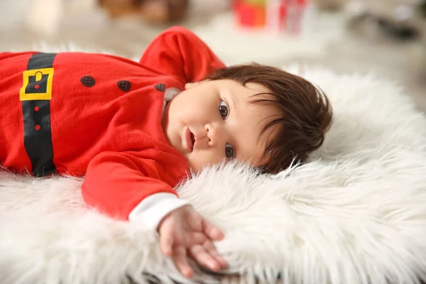 Menina bonito em traje de Papai Noel — Fotografia de Stock