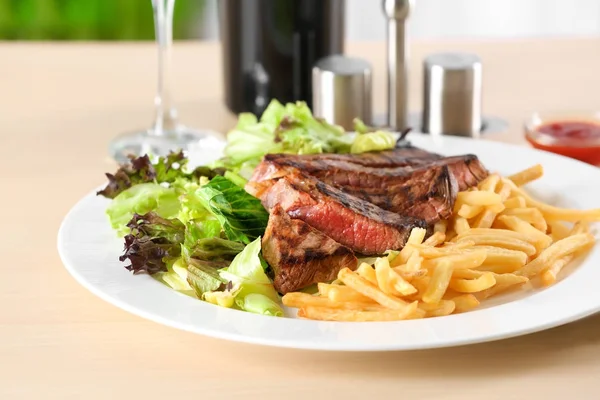 Placa con delicioso bistec y guarnición — Foto de Stock