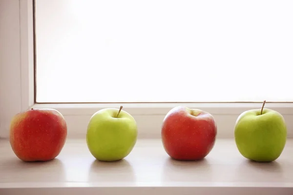 Manzanas frescas en alféizar de ventana —  Fotos de Stock