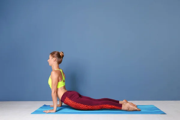 Jonge vrouw die yoga beoefent — Stockfoto