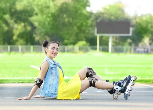 Giovane donna sui pattini a rotelle — Foto Stock