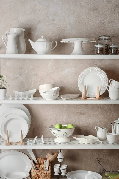 Skladovací stojan s bílým nádobí — Stock fotografie