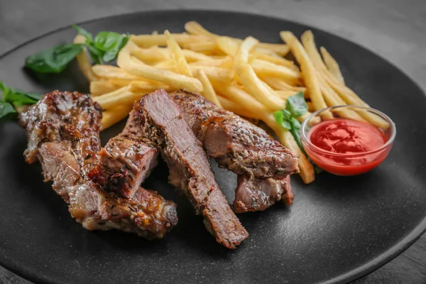 Leckere Steakfrites auf dem Teller — Stockfoto