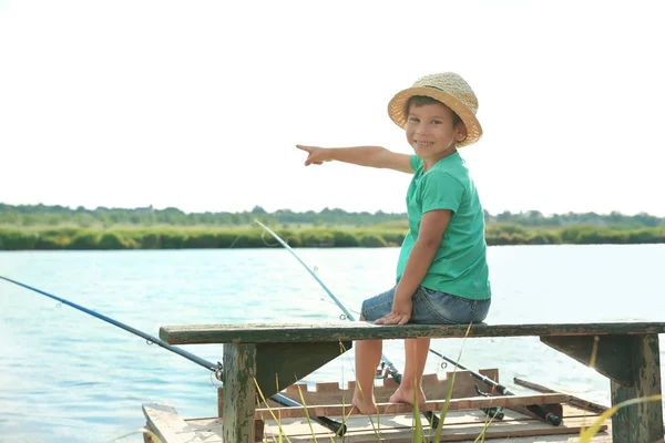 Mignon garçon pêche le jour d'été — Photo