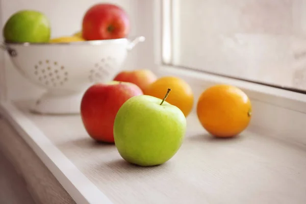 Frutas frescas en alféizar de ventana — Foto de Stock
