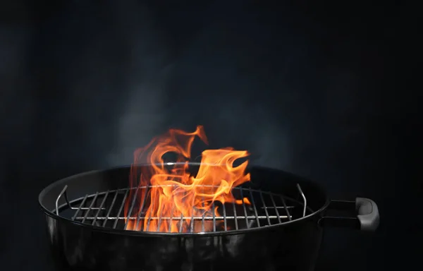 Leerer Grill mit Flamme — Stockfoto