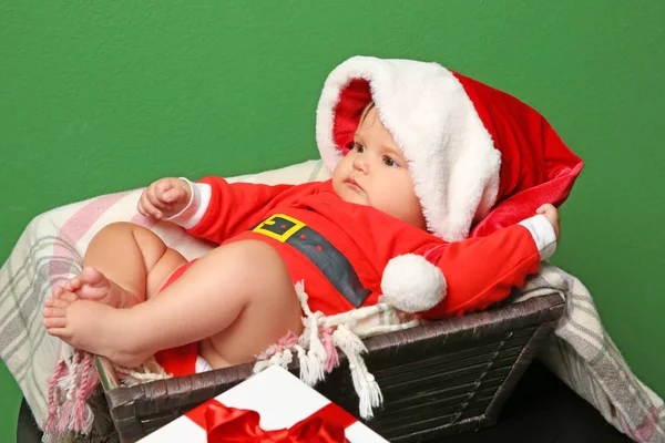 Korb mit süßem Baby im Weihnachtsmann-Kostüm — Stockfoto