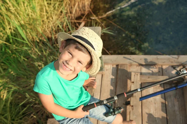 Милый мальчик рыбачит в летний день — стоковое фото