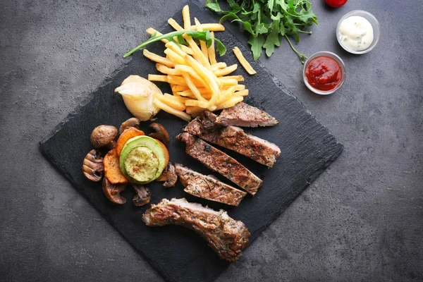 Lezzetli ızgara biftek frites