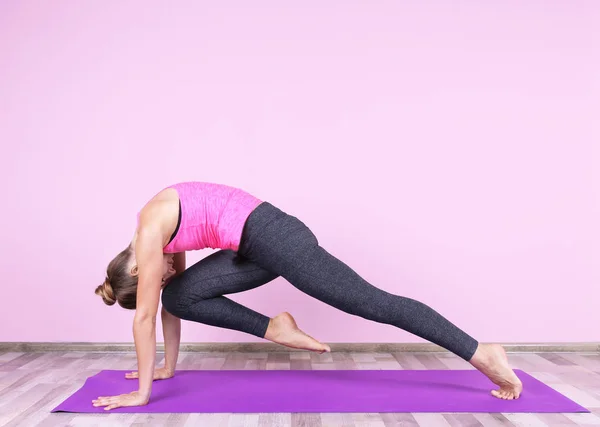 Ung kvinna som tränar yoga — Stockfoto