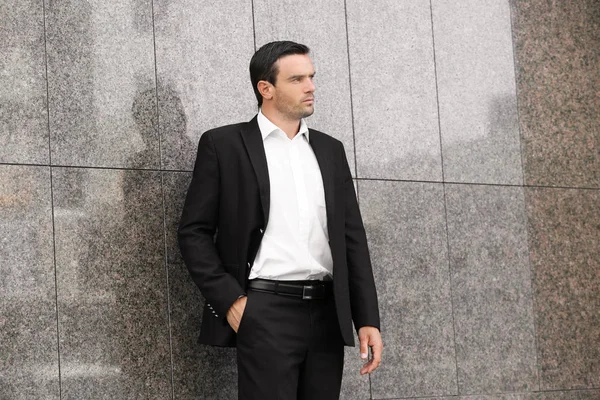 Zarif siyah elbiseli yakışıklı adam  