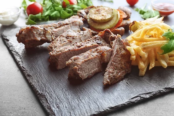 Deliciosas fritas de bife grelhado — Fotografia de Stock