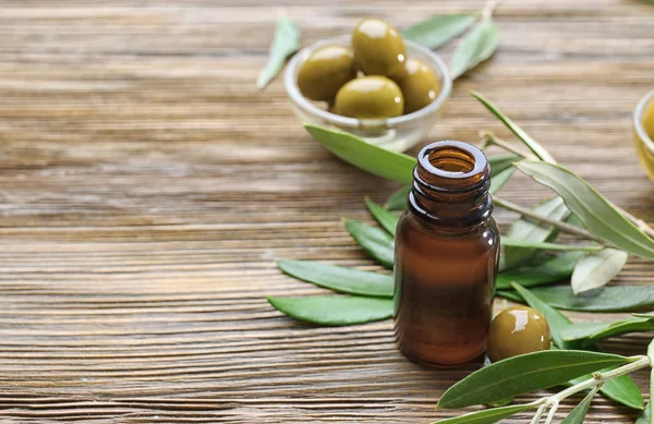 Butelki z oliwy z oliwek — Zdjęcie stockowe