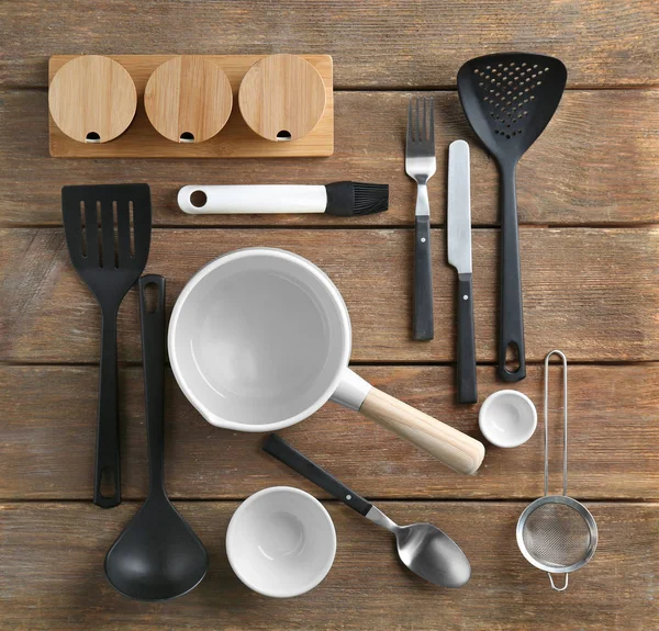 Mutfak gereçleri masada. 