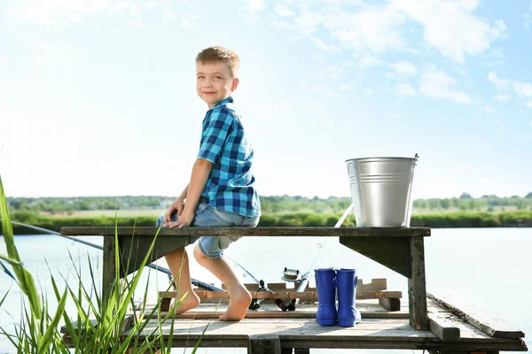 Söt pojke fiske sommar dag — Stockfoto
